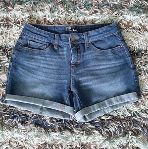 Time and Tru mid rise shorts